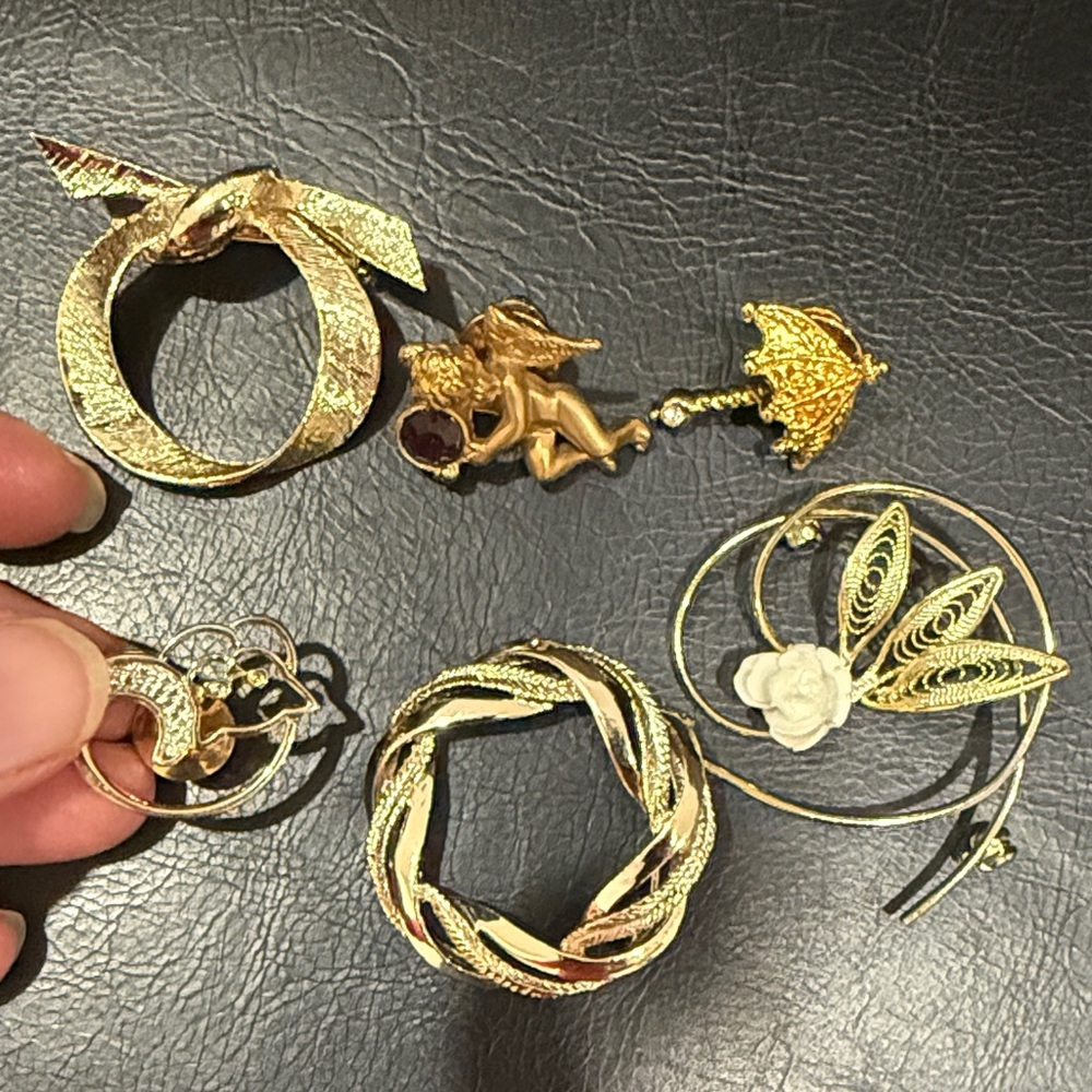 Elegant Gold plated Brooch Set